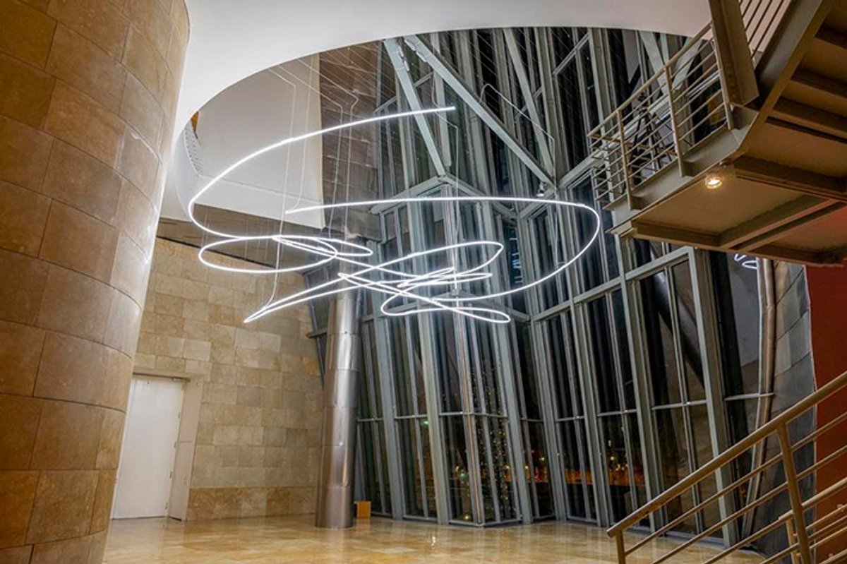Vue de l’œuvre de Lucio Fontana dans l’atrium du musée Guggenheim, à Bilbao, en Espagne. Courtesy Musée Guggenheim, Bilbao
