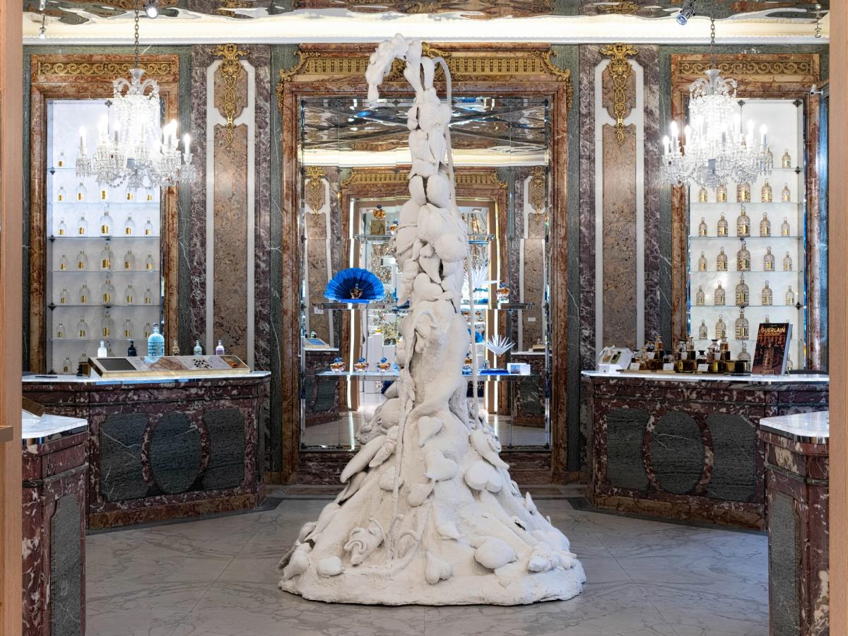 Vue de l’exposition « En plein cœur : Un siècle d’amour sans filtre », à la Maison Guerlain, à Paris. Courtesy Guerlain