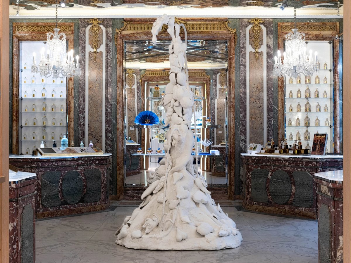 Vue de l’exposition « En plein cœur : Un siècle d’amour sans filtre », à la Maison Guerlain, à Paris. Courtesy Guerlain