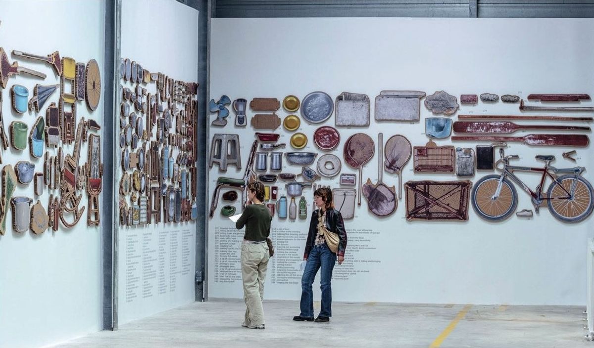 Jonathas de Andrade, A batalha de todo dia de Tejucupapo (Le combat quotidien de Tejucupapo) et Teatro das Heroínas de Tejucupapo (Théâtre des héroïnes de Tejucupapo), 2022, 94 images imprimées sur carton Falconboard. © Jonathas de Andrade. Courtesy de la Galleria Continua