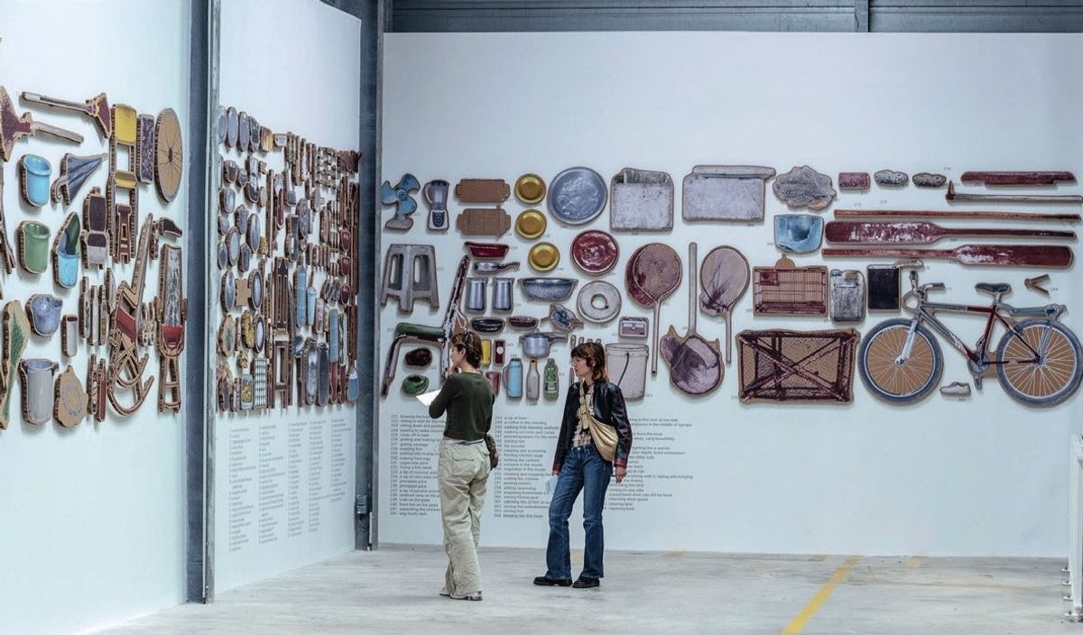 Jonathas de Andrade, A batalha de todo dia de Tejucupapo (Le combat quotidien de Tejucupapo) et Teatro das Heroínas de Tejucupapo (Théâtre des héroïnes de Tejucupapo), 2022, 94 images imprimées sur carton Falconboard. © Jonathas de Andrade. Courtesy de la Galleria Continua