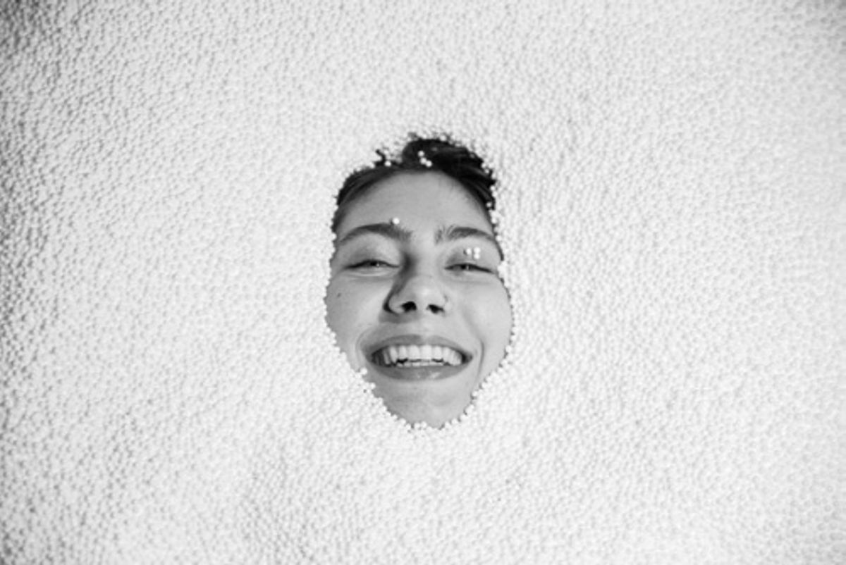 Yuma Martellanz, Anaïs sulla Luna (Fabio Mauri, Luna, Hauser & Wirth, New York), 2015, photographie. © The Estate of Fabio Mauri. Courtesy de Hauser & Wirth