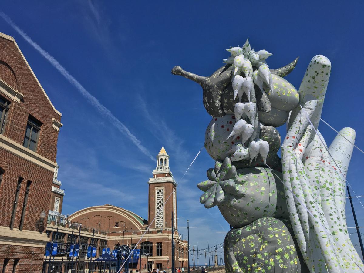 The Garden (2022), sculpture gonflable monumentale réalisée par The Floating Museum dans le cadre de IN/SITU Outside, devant le Festival Hall du Navy Pier où se tient Expo Chicago. Photo : Stéphane Renault