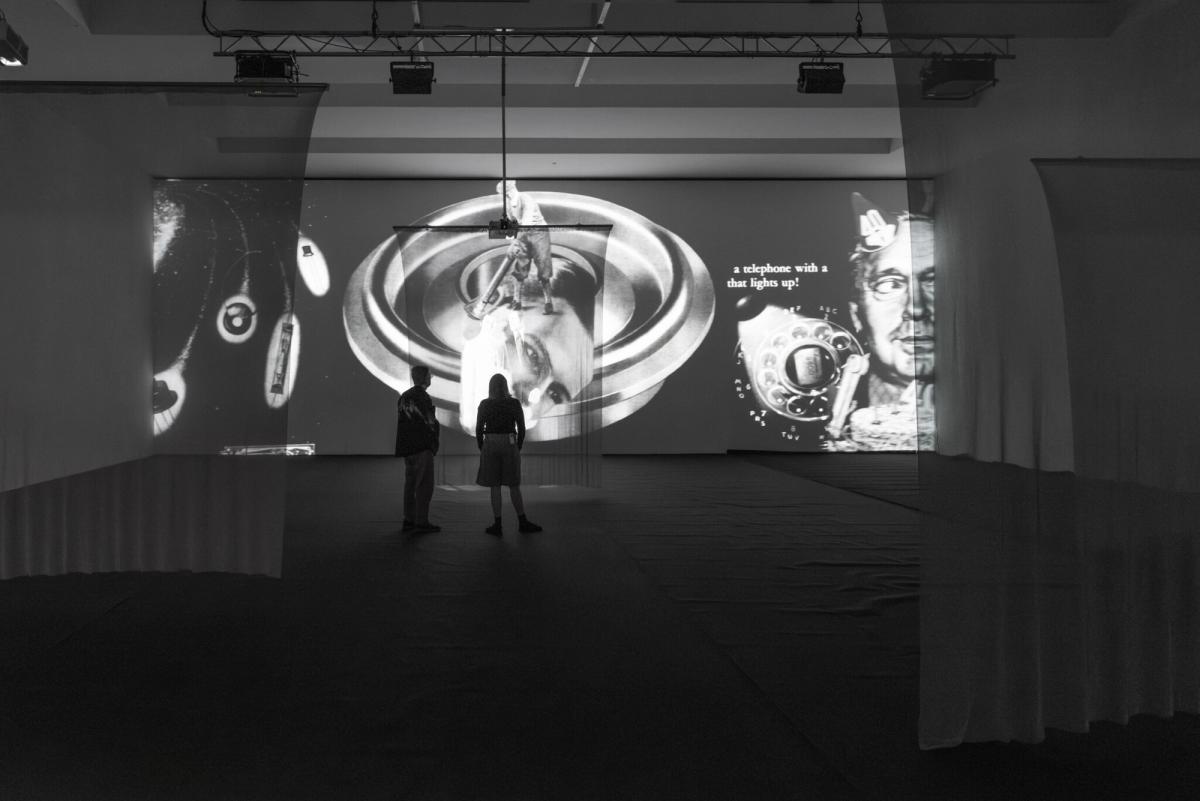 Jim Shaw, The Electronic Monster and Thirteen Ghosts, 2024, vue d’exposition au KBCB, 2024. Courtesy the artist and Gagosian. Photo : Lea Kunz