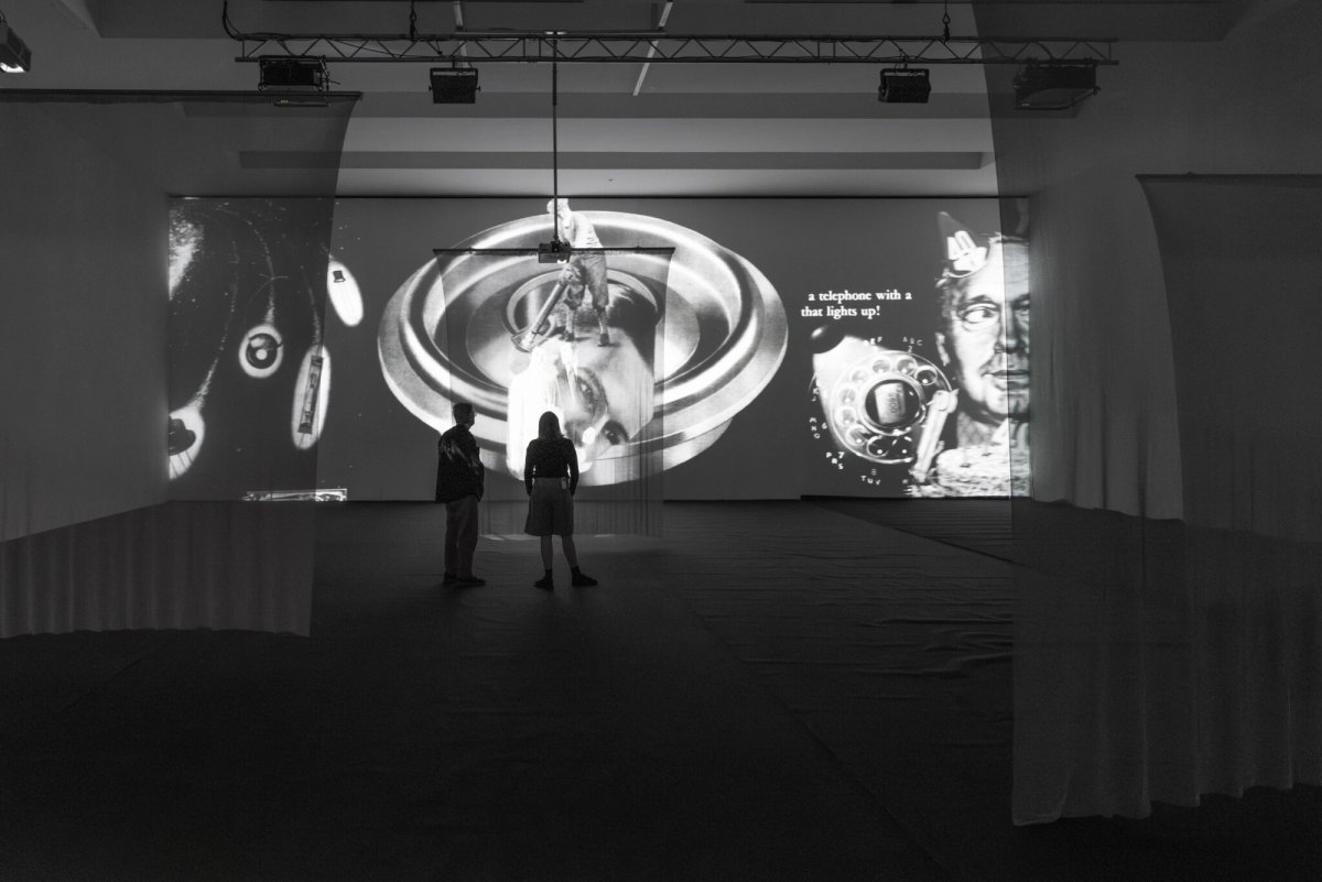 Jim Shaw, The Electronic Monster and Thirteen Ghosts, 2024, vue d’exposition au KBCB, 2024. Courtesy the artist and Gagosian. Photo : Lea Kunz