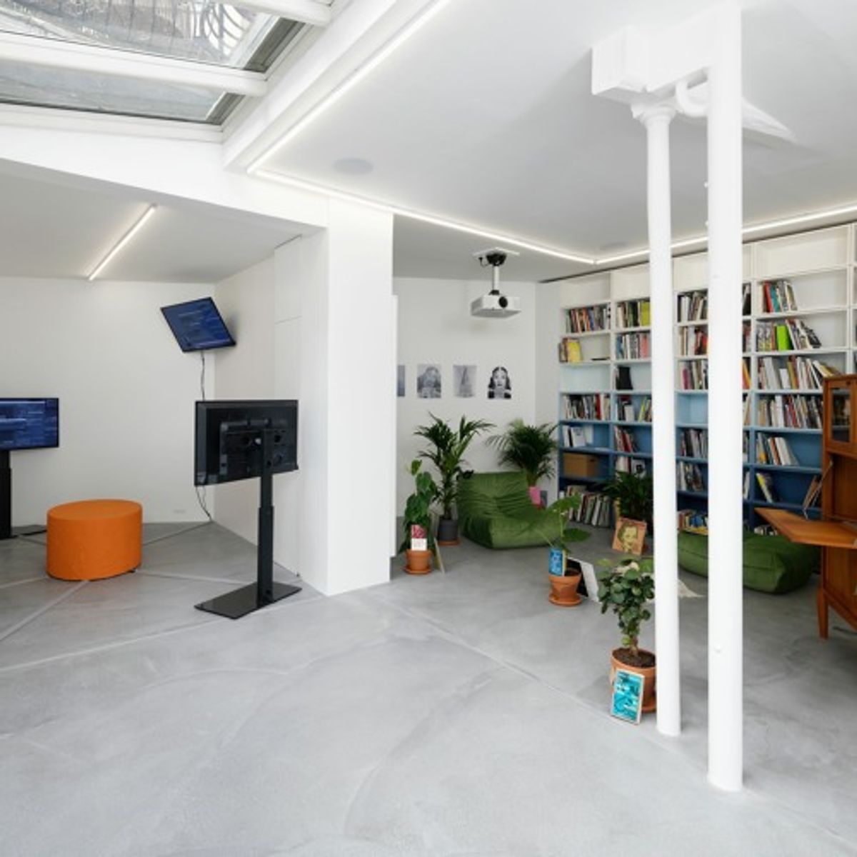 Vue de l’exposition « Not Fully Human, Not Human at All » à KADIST, Paris, 2021. © Aurélien Mole