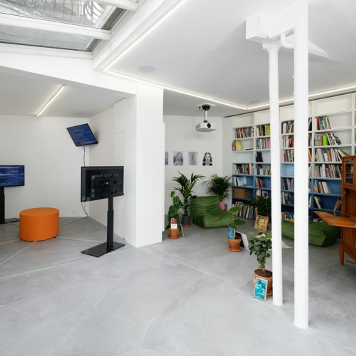 Vue de l’exposition « Not Fully Human, Not Human at All » à KADIST, Paris, 2021. © Aurélien Mole