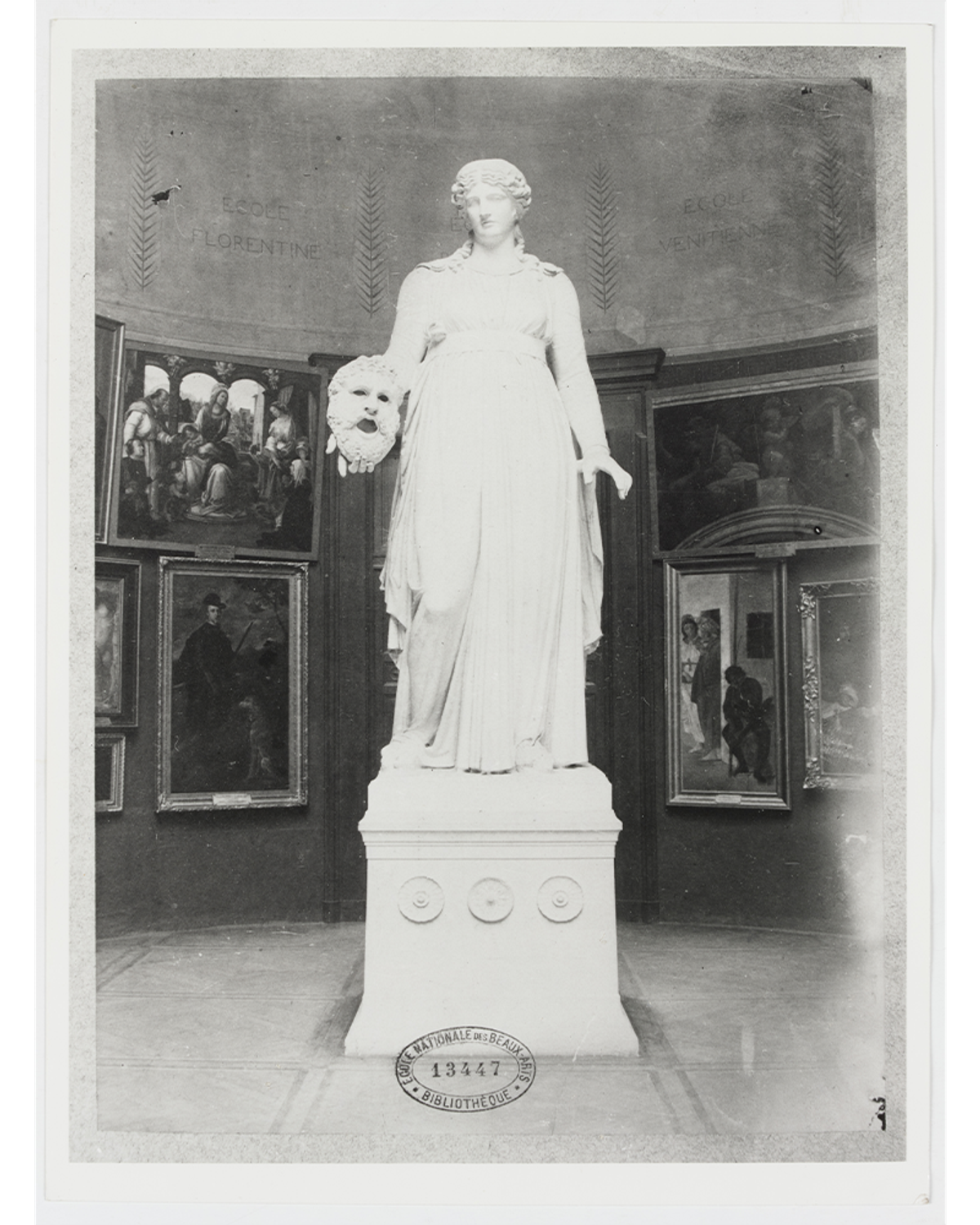 Pierre Petit, Statue de la Melpomène, avant 1884, papier albuminé. © Beaux-Arts de Paris, Grand Palais RMN/Thierry Ollivier