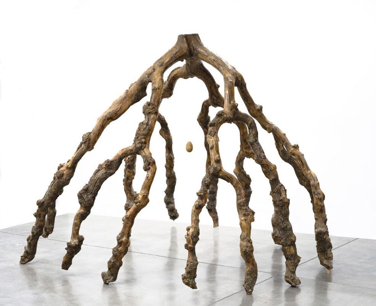 Mirella Bentivoglio, L’albero capovolto (Simbolo totale), 1976-1984, bois d’orme sec. Courtesy de la Osart Gallery et de Repetto Gallery