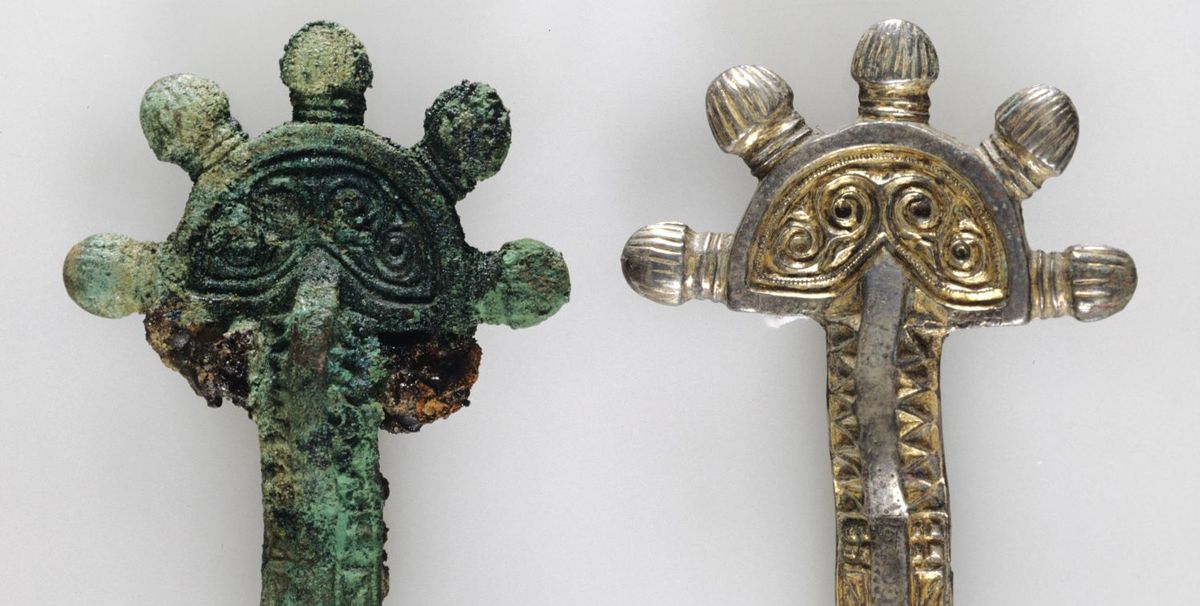 Niedernai, Kirchbuehl, paire de fibules mérovingiennes en cours de restauration. Photo : Mathieu Bertola. © Fouilles Marianne Zehnacker, Inrap ; Musées de Strasbourg