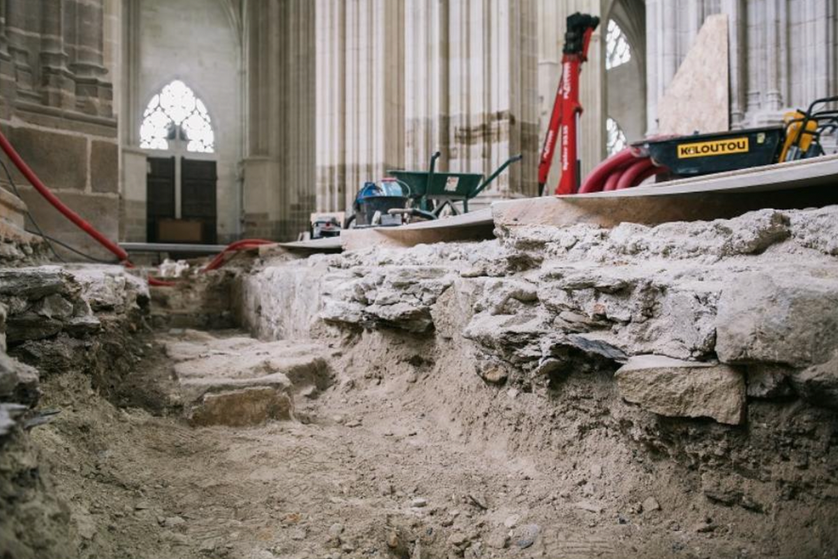 Mise au jour des fondations romanes de la cathédrale durant les travaux des réseaux, mars 2025. © David Gallard.