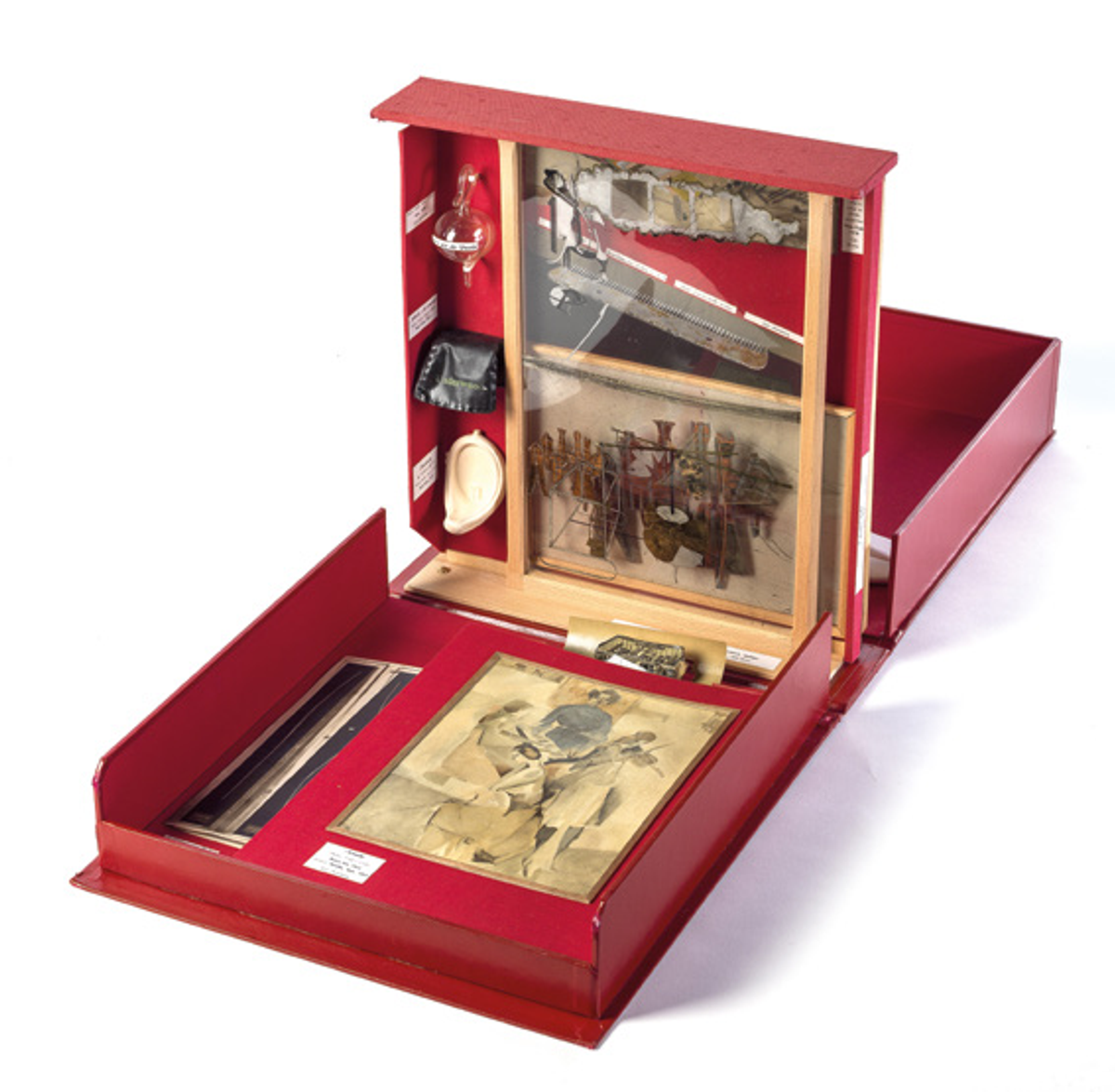 Marcel Duchamp, Boîte-en-valise, 1966, carton gainé, tissu rouge et phototypie, musée d’Art et d’Histoire de Genève.
© Association Marcel Duchamp