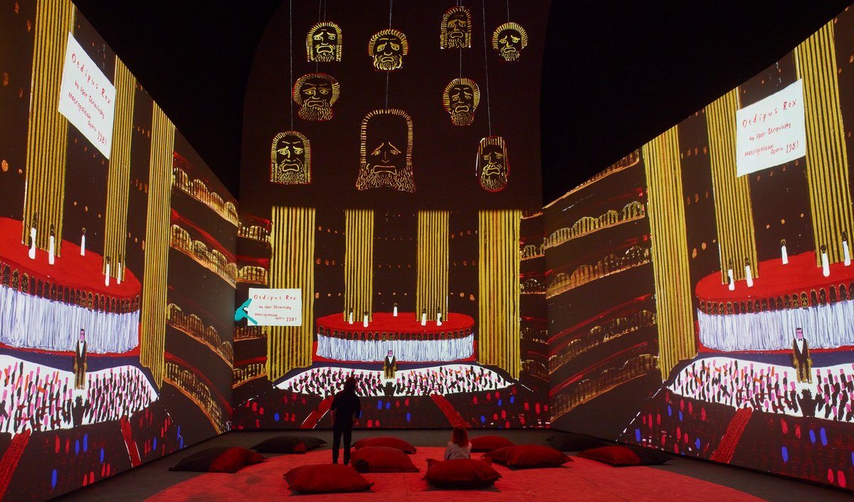 Vue de l'exposition "David Hockney 25", à la Fondation Louis Vuitton, du 9 avril au 31 août 2025.
Hockney Paints the Stage, 2025, Création de David Hockney & Lightroom, Conception 59 Productions. Vue d'installation de l'exposition David Hockney 25, galerie 10, niveau 2, salle Hockney peint l’opéra. © David Hockney © Fondation Louis Vuitton / Marc Domage