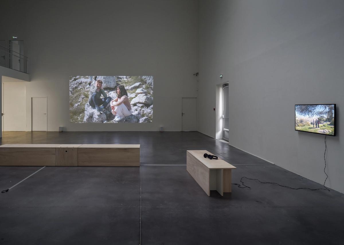 Vue de l’exposition « Lola Gonzàlez, Exfaristo poli » au FRAC Poitou-Charentes, à Angoulême. © Frac Poitou-Charentes. Photo : Arthur Pequin