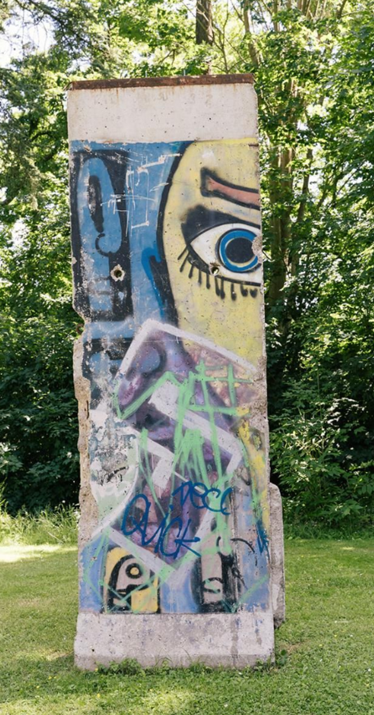 Partie du mur de Berlin (1961-1989), en béton peinture et bombe aérosol d'un côté. Courtesy Saint Auction