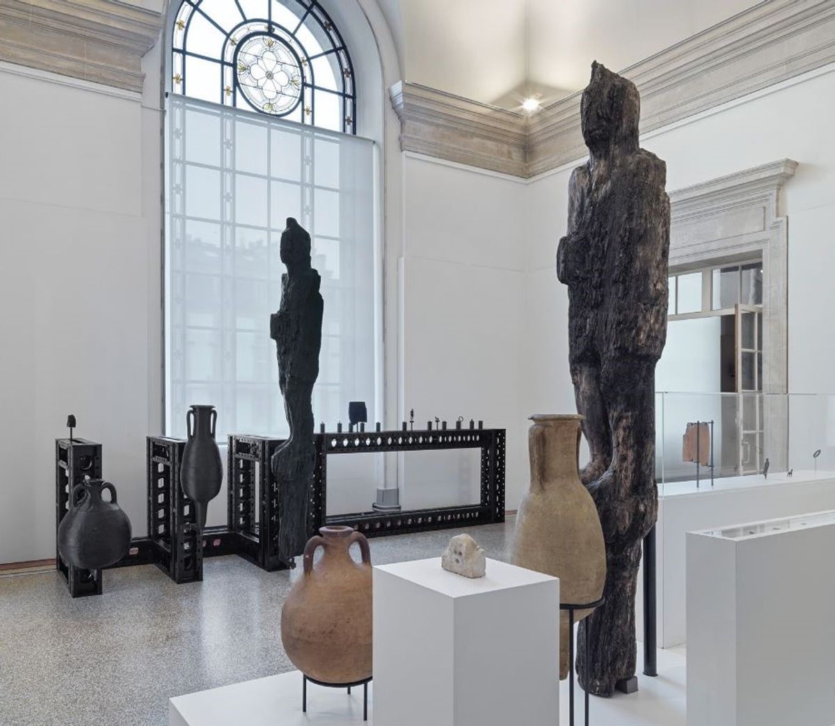 Vue de l’exposition « La Genevoise. Carte blanche à Carol Bove » au musée d’art et d’histoire de Genève, 2025. © Musée d’art et d’histoire de Genève, photo : S. Altenburger