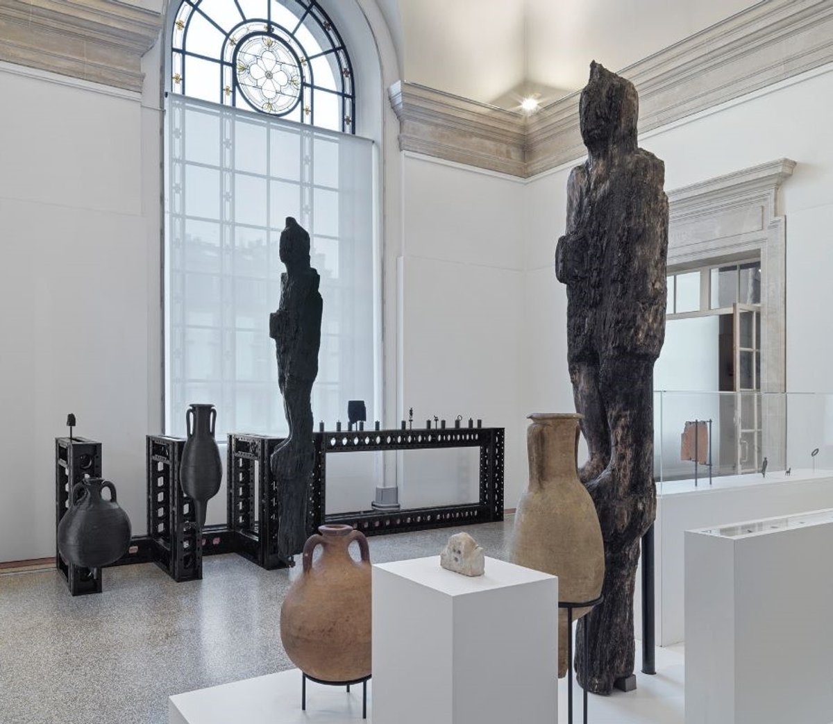 Vue de l’exposition « La Genevoise. Carte blanche à Carol Bove » au musée d’art et d’histoire de Genève, 2025. © Musée d’art et d’histoire de Genève, photo : S. Altenburger