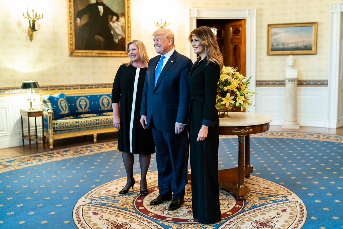 Donald et Melania Trump aux côtés de Mary Anne Carter, présidente par intérim du National Endowment for the Arts. Photo officielle de la Maison-Blanche par Andrea Hanks, via Flickr
