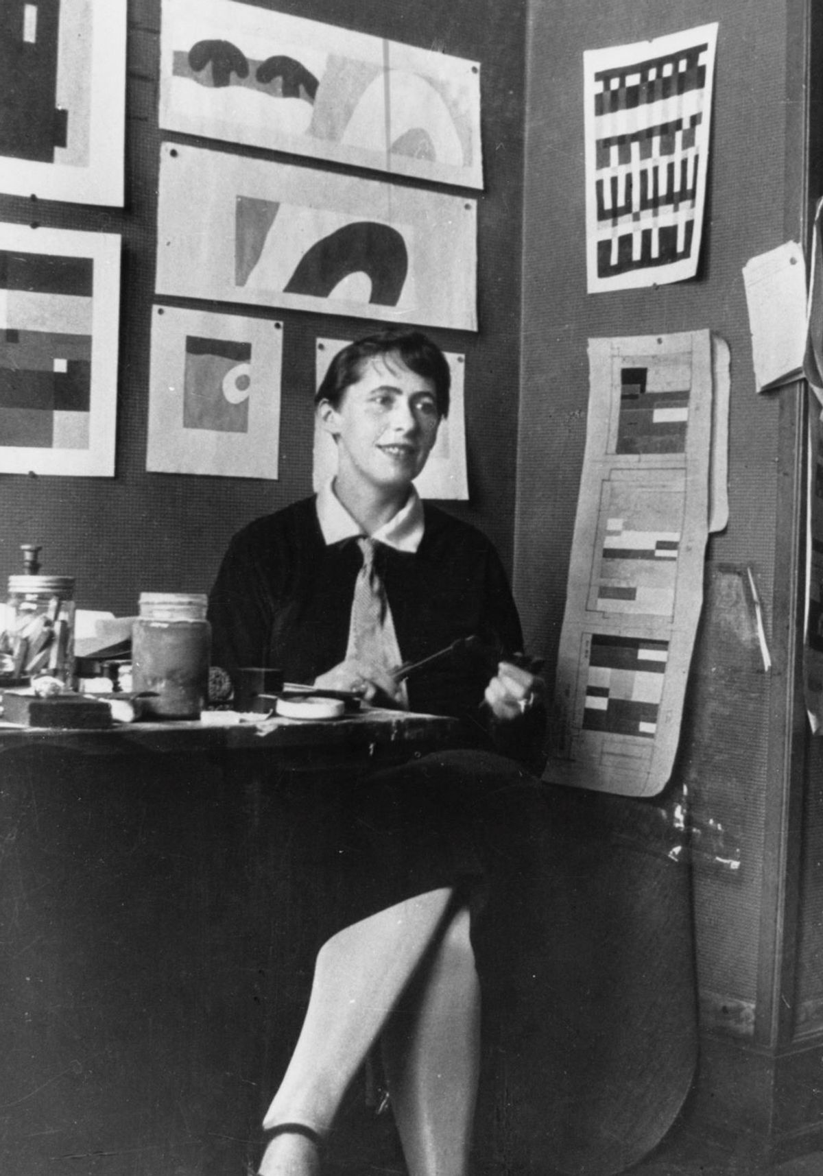 Sophie Taeuber-Arp dans son atelier-bureau de l’Aubette, en 1927. © Collection Fondation Arp, Clamart