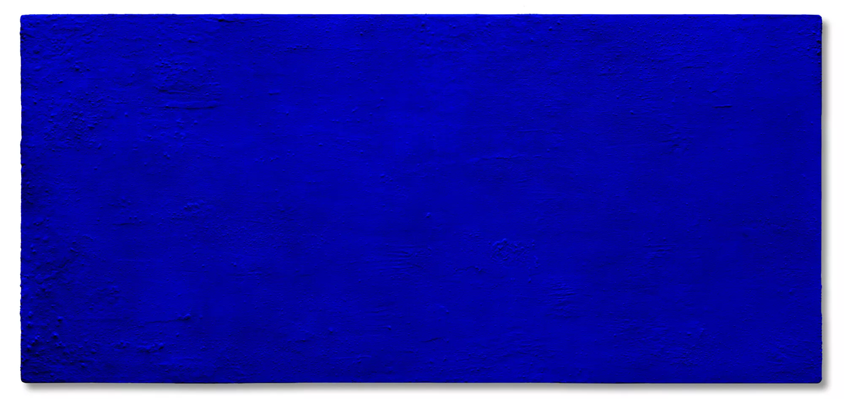 Yves Klein (1928-1962), California, (IKB 71), 1961, pigment sec et résine synthétique sur tissu monté sur panneau, 195 × 421,6 cm. © Christie's