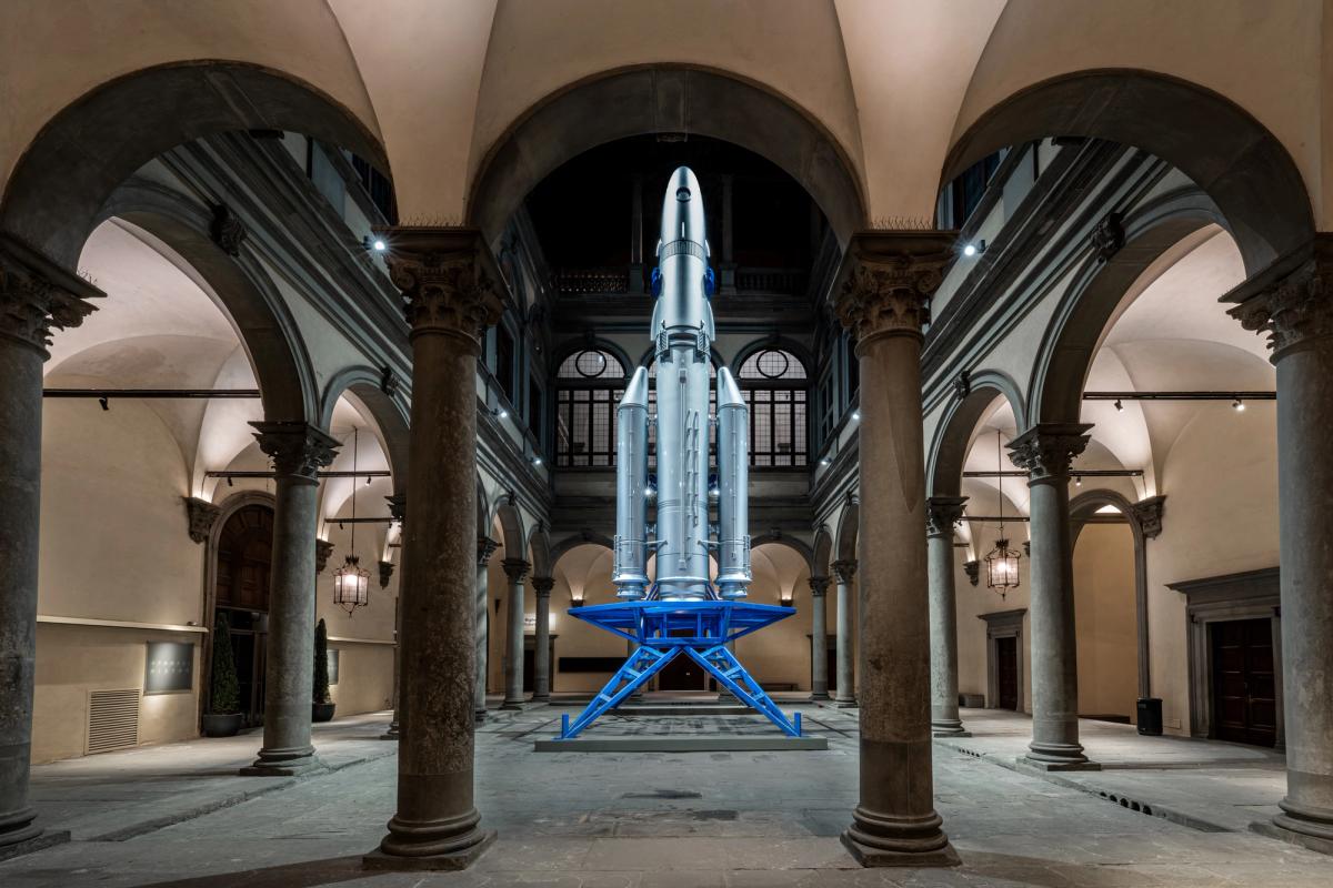Goshka Macuga, GONOGO, 2023, installation dans la cour intérieure du Palazzo Strozzi, à Florence. Courtesy de l’artiste et Fondazione Sandretto Re Rebaudengo