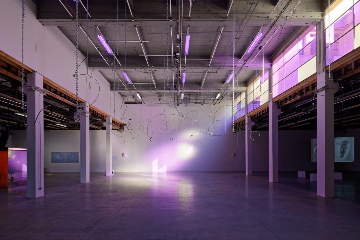 Tarek Lakhrissi, Unfinished Sentence II, 2020, 30 lances en métal, chaînes, filtre de couleur, haut-parleurs. Bande sonore en collaboration avec Ndayé Kouagou. Vue au Palais de Tokyo, Paris. Achat du Cnap en 2024. © Tarek Lakhrissi. Crédits photo : Aurélien Mole. Courtesy of Galerie Allen