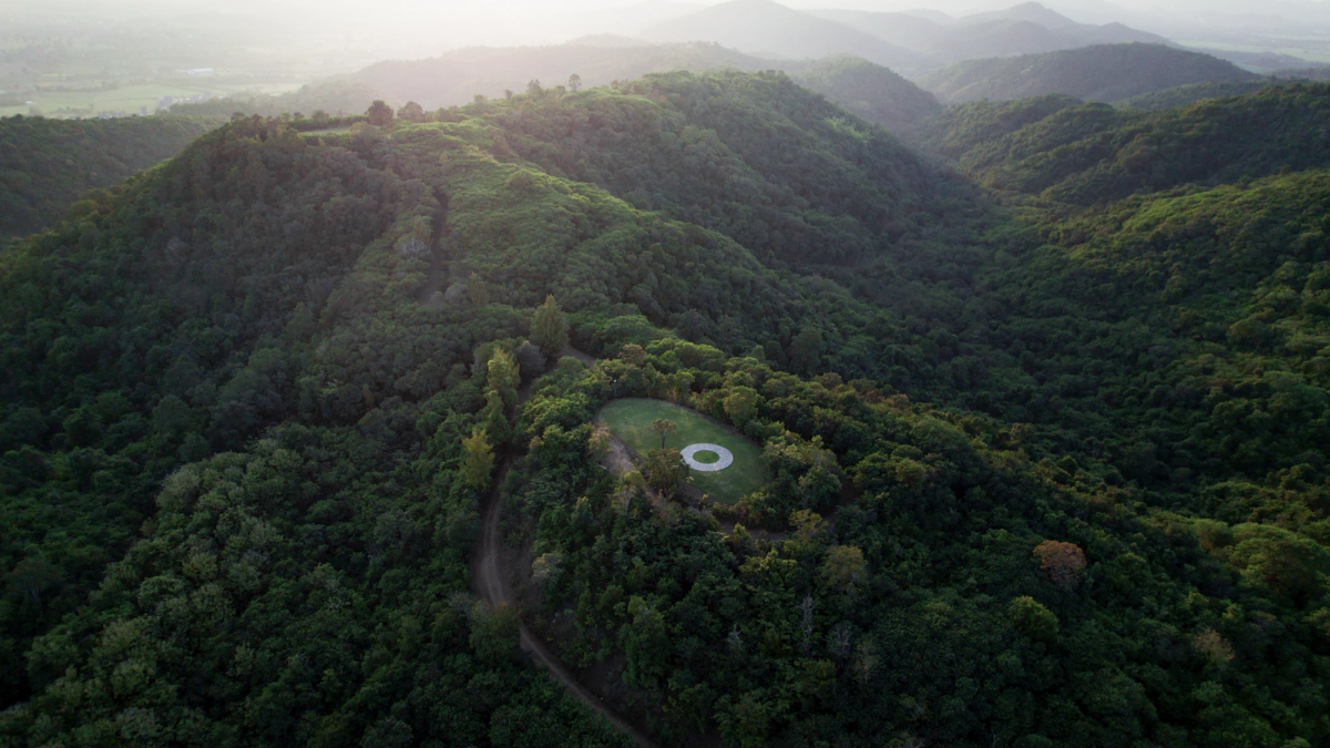 Richard Long, Madrid Circle, 1988, au Khao Yai Art Forest. Photo Krittawat Atthsis et Puttisin Choojesroom