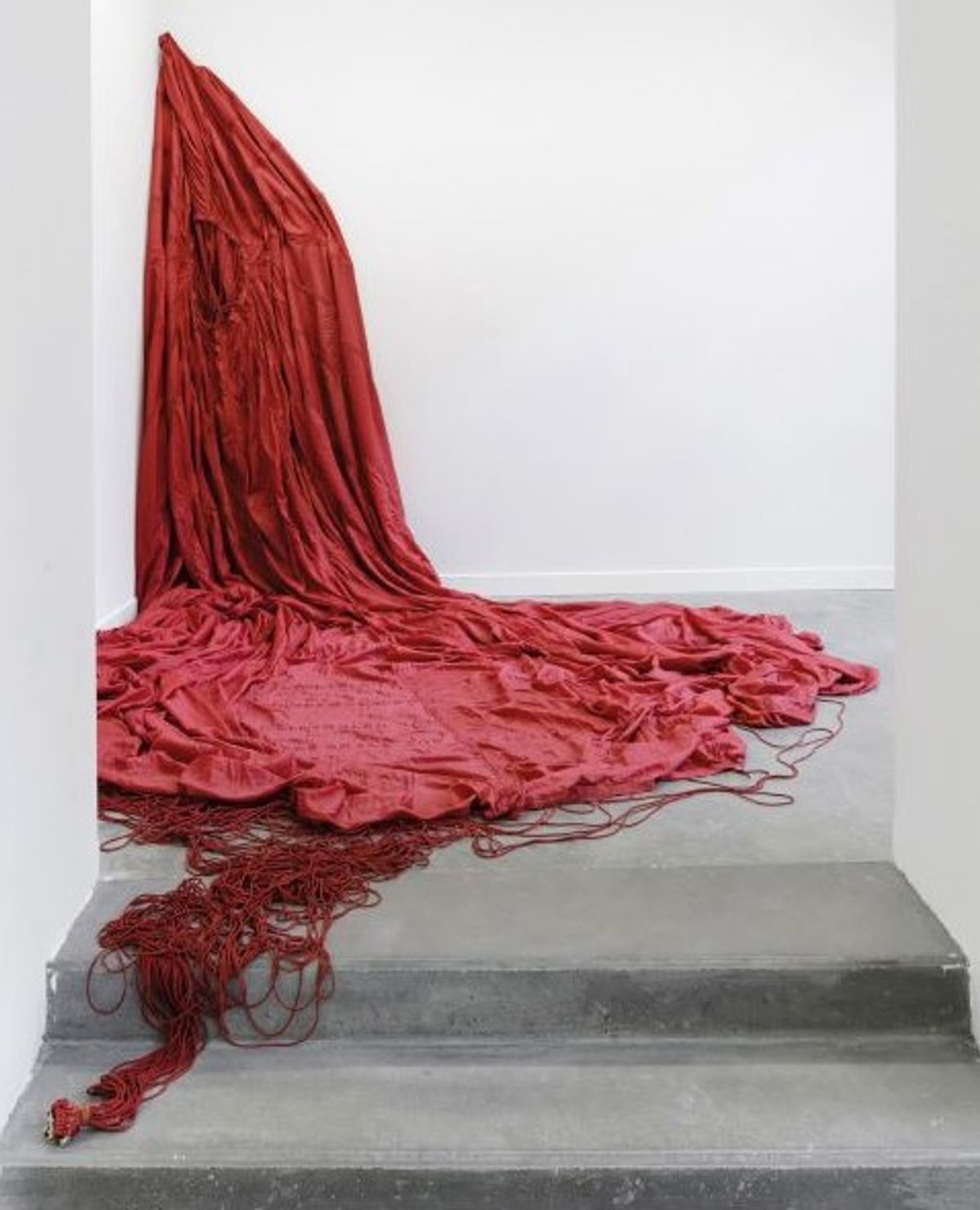 Vue d’installation : Agnès Geoffray, Parachute (2019, parachute de la Seconde Guerre mondiale, nylon et texte brodé), Clermont-Ferrand, Frac Auvergne, 2020.
© Agnès Geoffray. Courtesy de la galerie Maubert (Paris) et du Frac Auvergne. Photo Ludovic Combe