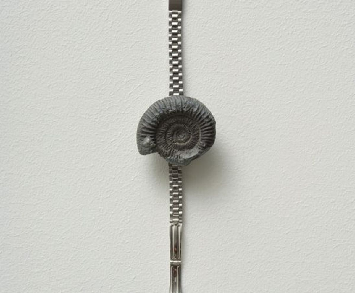 Zac Langdon-Pole, Time Piece (006), 2025, bracelet de montre, ammonite et fixations en laiton. © Zac Langdon-Pole. Courtesy de STATION (AU). Photo Sam Hartnett