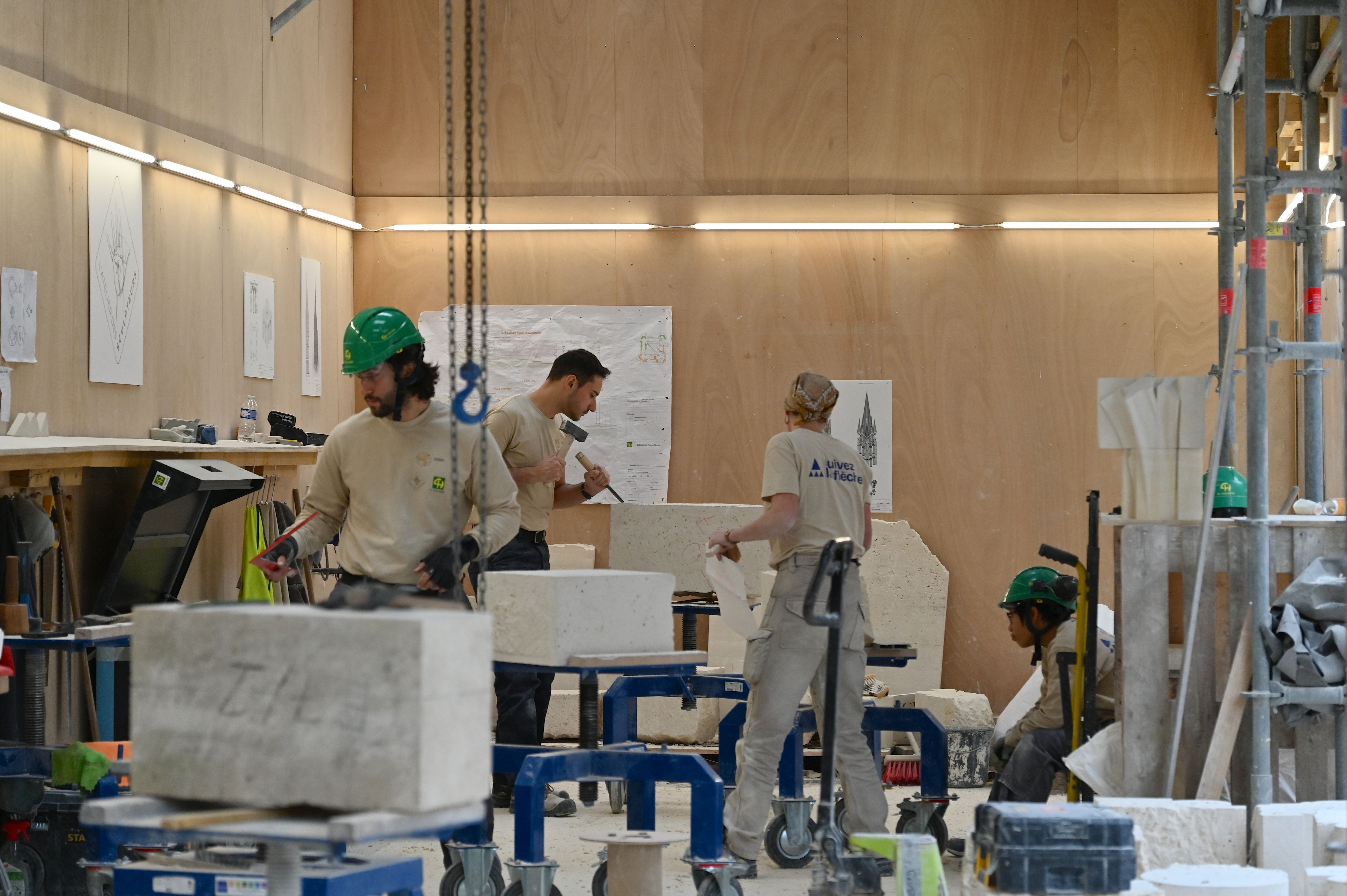 Tailleurs de pierres, « La Fabrique de la flèche », basilique de Saint-Denis. © Sabine Le Néchet