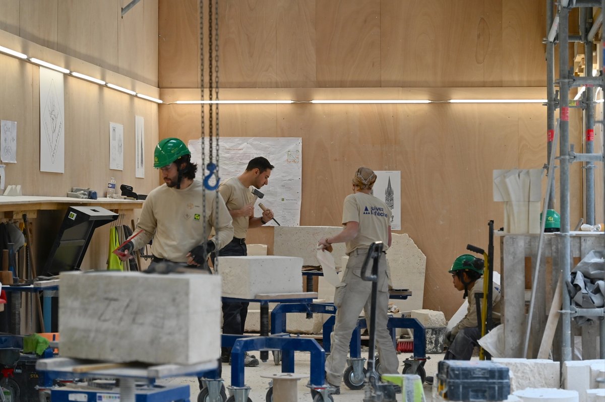 Tailleurs de pierres, « La Fabrique de la flèche », basilique de Saint-Denis. © Sabine Le Néchet