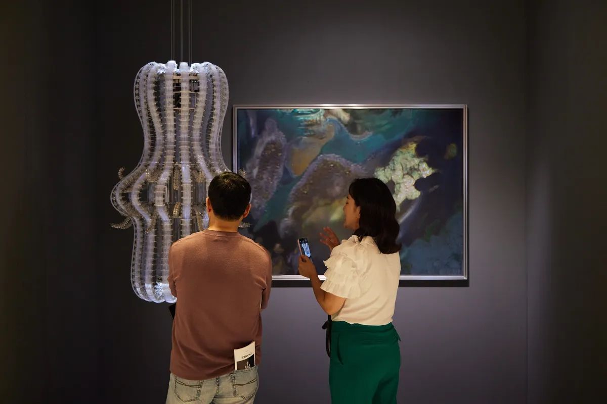 Vu du stand de la galerie Gladstone présentant des œuvres d’Anicka Yi lors de la 3e édition de Frieze Seoul. Courtesy Frieze