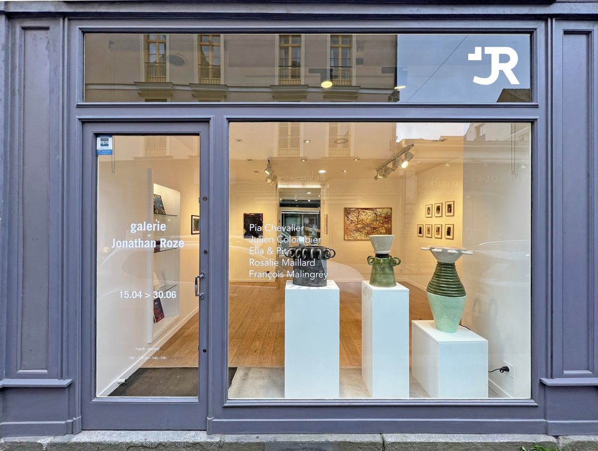 Vue de l'exposition inaugurale, en vitrine, les céramiques de Pia Chevalier. Photo D.R.