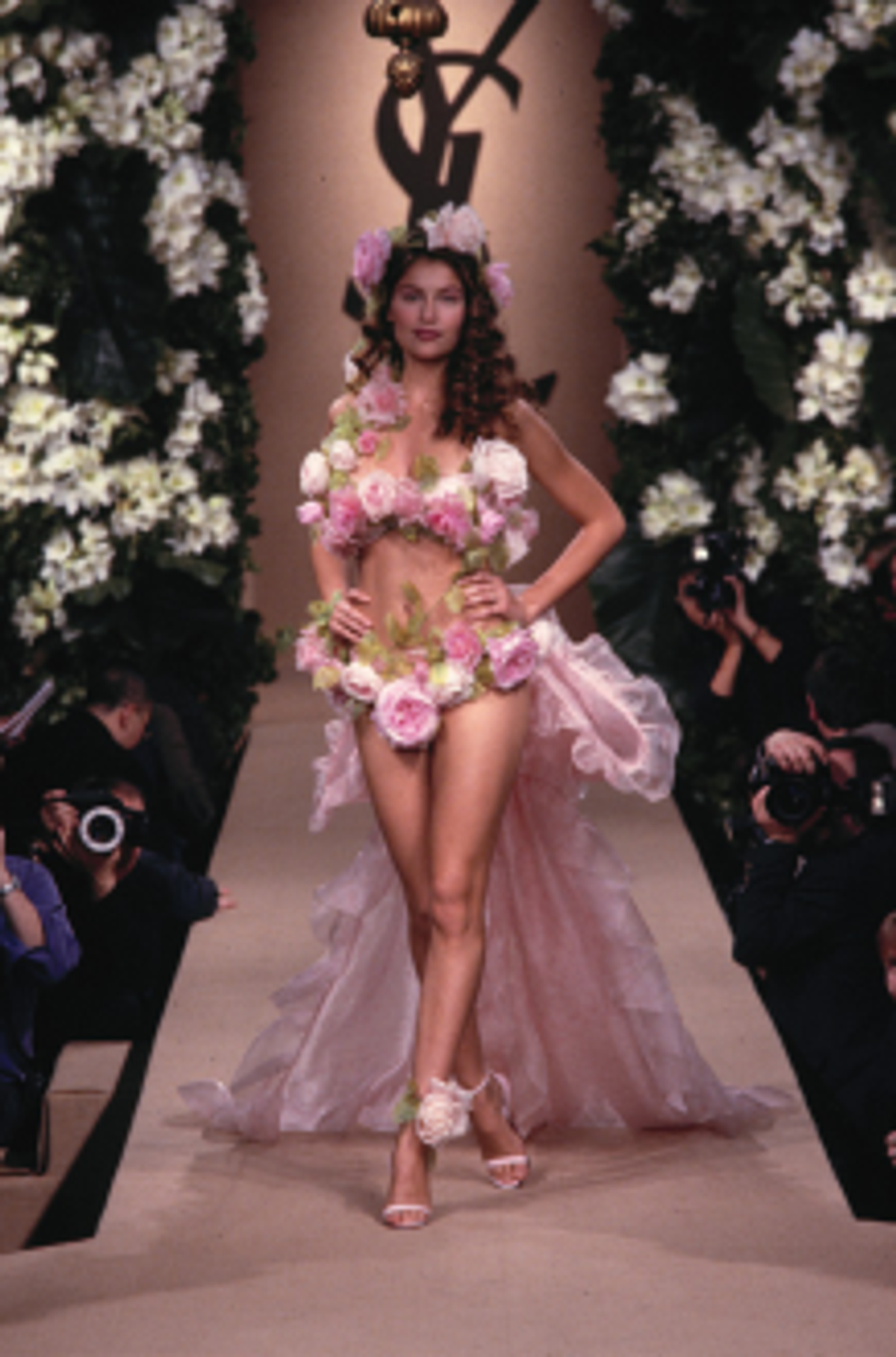 Yves Saint Laurent, robe de mariée portée par Laetitia Casta, collection haute couture printemps-été 1999.
© Yves Saint Laurent. Photo Guy Marineau