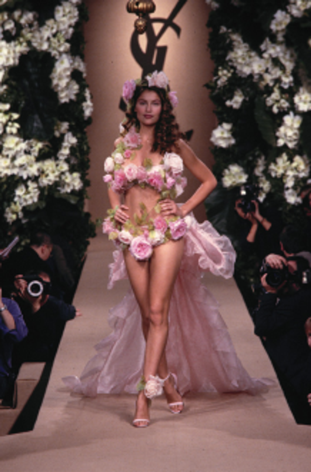 Yves Saint Laurent, robe de mariée portée par Laetitia Casta, collection haute couture printemps-été 1999.
© Yves Saint Laurent. Photo Guy Marineau