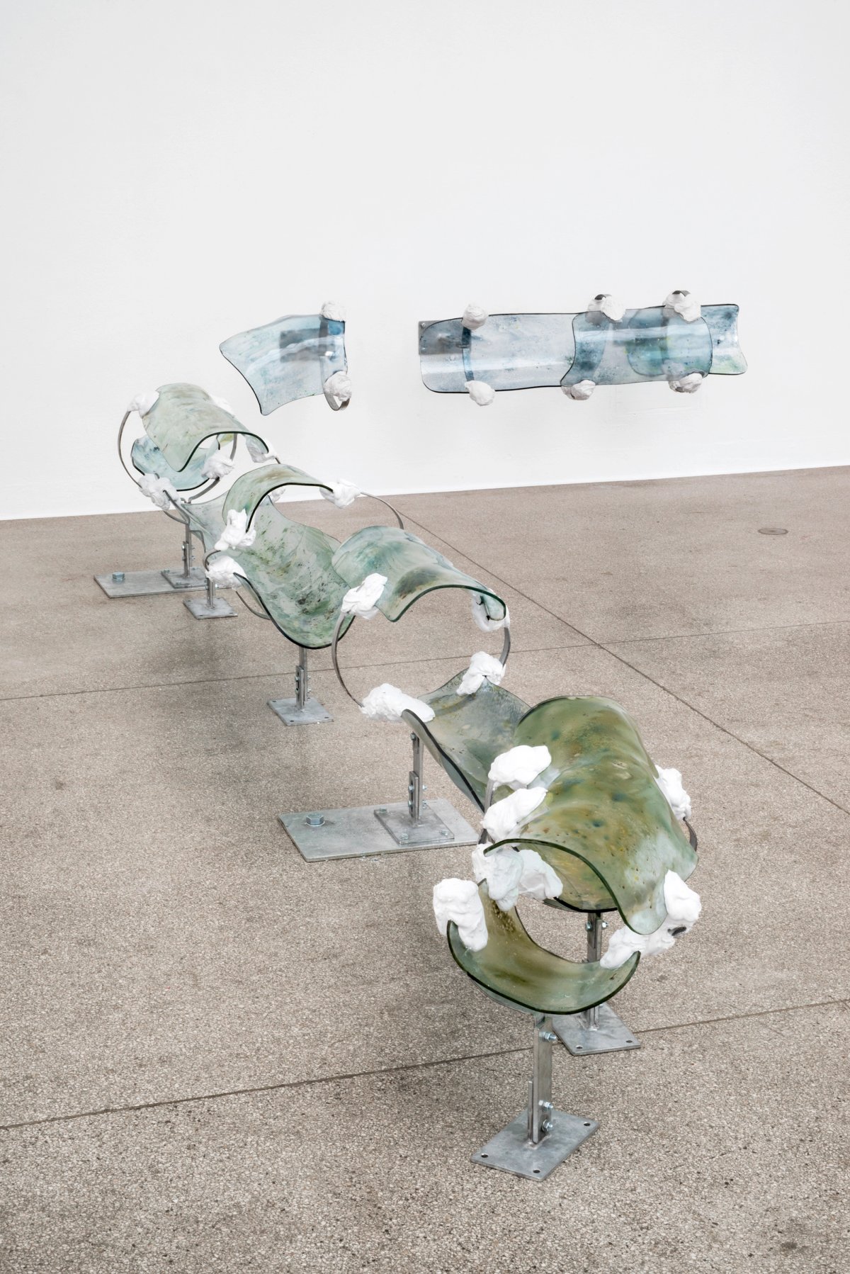 Nairy Baghramian, Dwindler_Dizzle (Blue/Green), 2021, verre, métal zingué, résine époxy colorée. Courtesy de l’artiste, galerie Marian Goodman et kurimanzutto. Photo Werner Kaligofsky