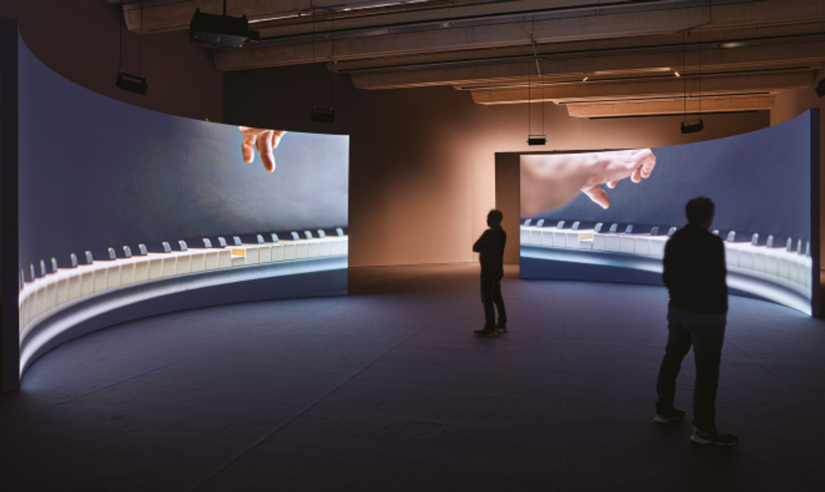 Anri Sala, Take Over, 2017, projections vidéo HD dos à dos, couleur, son à 8 canaux, éléments en verre. © Anri Sala. Courtesy des galeries Esther Schipper, Berlin, et kurimanzutto, Mexico. Photo Andrea Rossetti