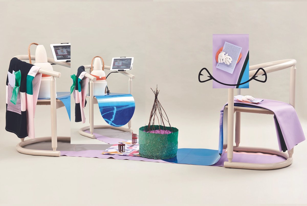 Giuliana Zefferi, Ouais, moi j’étais gardienne de but, 2019, installation recomposant les éléments d’un dialogue entre deux marionnettes, image détournée, matériaux divers, 200 x 50 x 75 cm. © Maxime Bessières