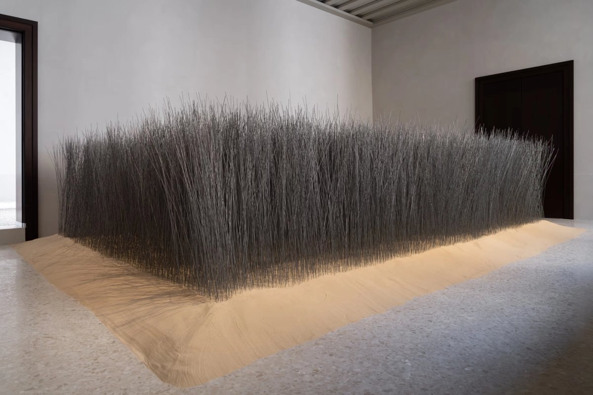 Vue de l'exposition de Lee Ufan au SMAC Venice (San Marco Art Centre), Venise, 2026. Photo Lorenzo Palmieri. © Lee Ufan / Artists Rights Society (ARS), New York/ADAGP, Paris.