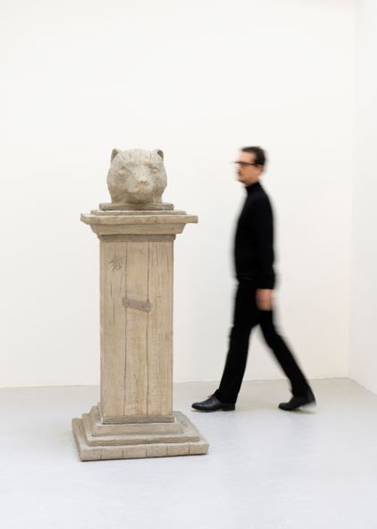 Laurent Le Deunff, Tête d’ours, 2020, ciment type rocaille. Courtesy Semiose, Paris. Photo Aurélien Mole