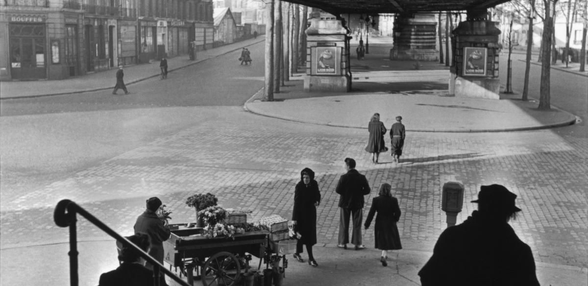 Henri Cartier-Bresson, Sous le métro aérien, boulevard de la Chapelle, 1951, Fondation Henri Cartier-Bresson. © Fondation Henri Cartier-Bresson/Magnum Photos