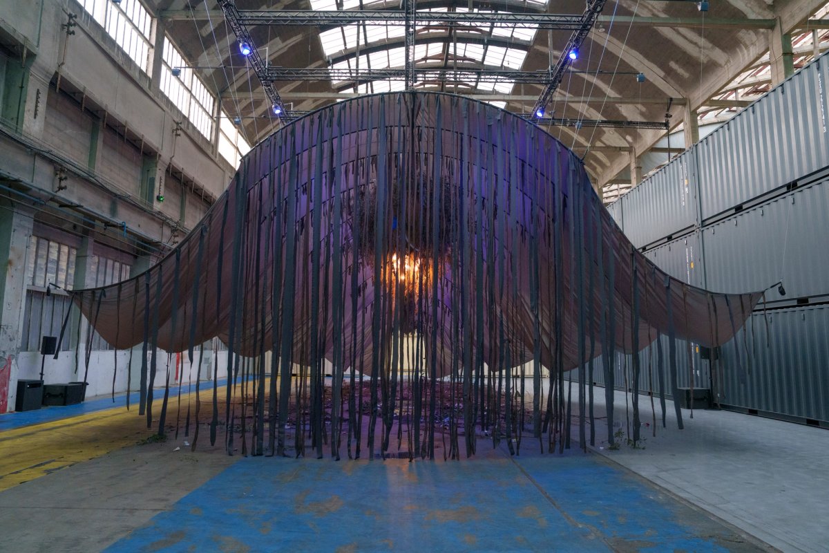 Laure Prouvost, Hovering Caress Amère, 2022-2026, installation multimédia, techniques mixtes, 18e Biennale d’art contemporain de Lyon, Les Grandes Locos, 2026. Courtesy de l’artiste et de Horst Arts & Music. Photo : Blandine Soulage