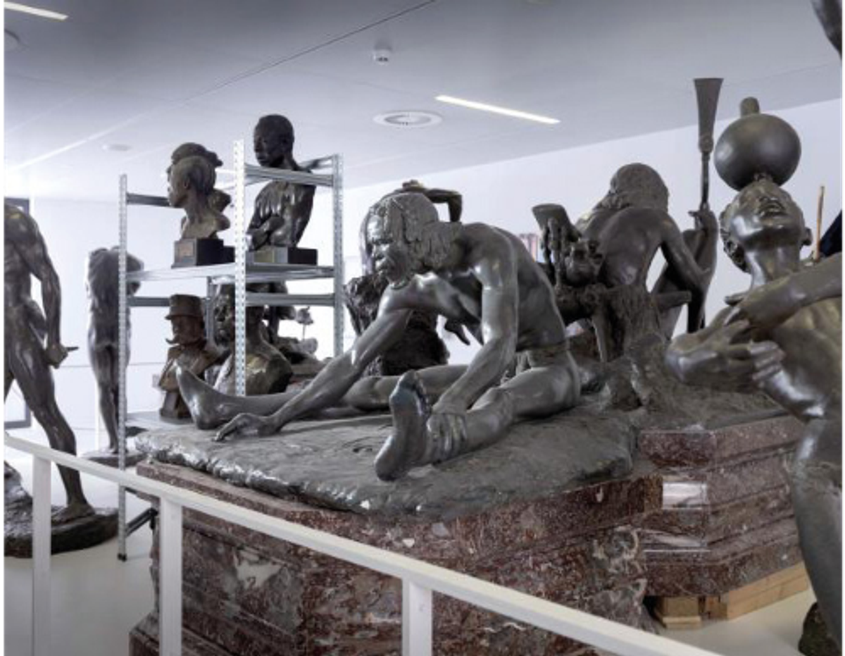 Vue de l’installation « Dépôt des statues », AfricaMuseum, Tervueren, 2018-2023. Photo Frank Abbeloos