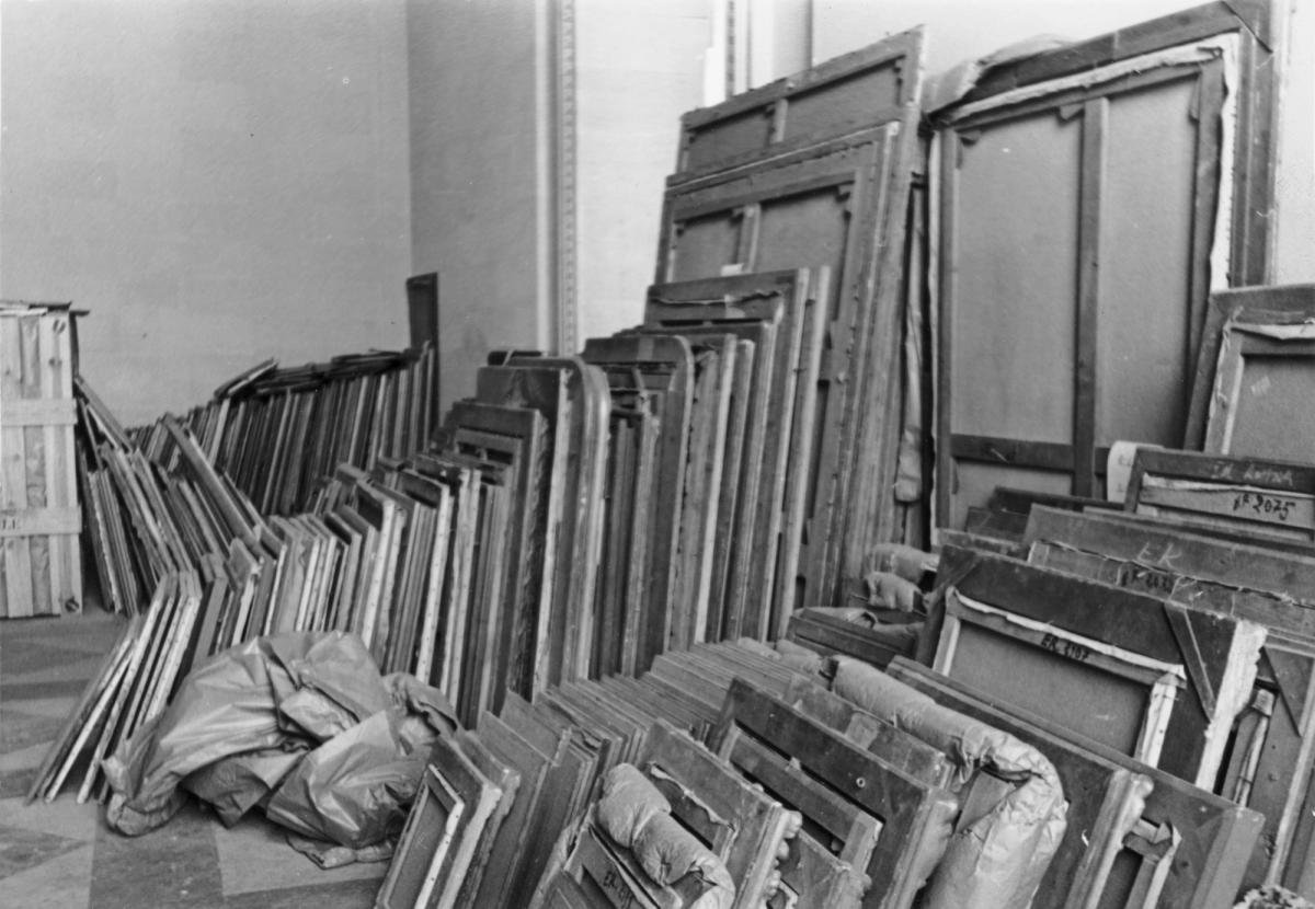 Au musée du Louvre, la salle des antiquités orientales servait d’espace de stockage aux œuvres d’art spoliées. France, 1943-1944. © Mémorial de la Shoah / Coll. Bundesarchiv