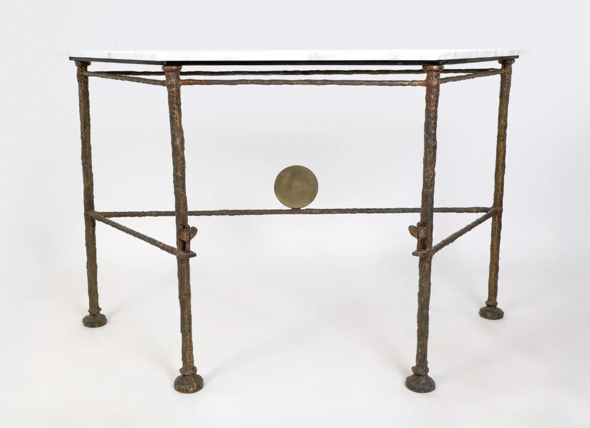 Diego Giacometti, console sculpture trapézoïdale en bronze patiné brun nuancé. Courtesy Cannes enchères