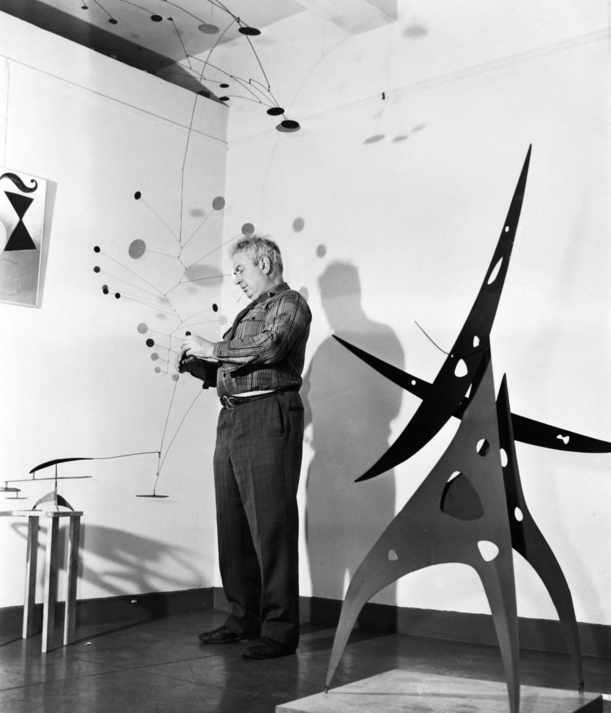 Alexander Calder devant Gamma (1947) et Sword Plant (1947) dans son exposition à la Buchholz Gallery/Curt Valentin, New York, 1947. Photo courtesy of Calder Foundation, New York / Art Resource, New York. © 2023 Calder Foundation, New York / Artists Rights Society (ARS), New York