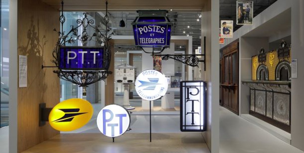 Vitrine des enseignes postales, 2019. © Hervé Abbadie © Musée de La Poste – La Poste, 2019