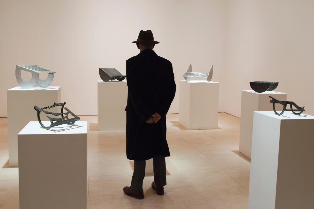 Un visiteur dans l’exposition personnelle de Melvin Edwards dans l’espace londonien de la Stephen Friedman Gallery, en 2024. Photo ukartpics