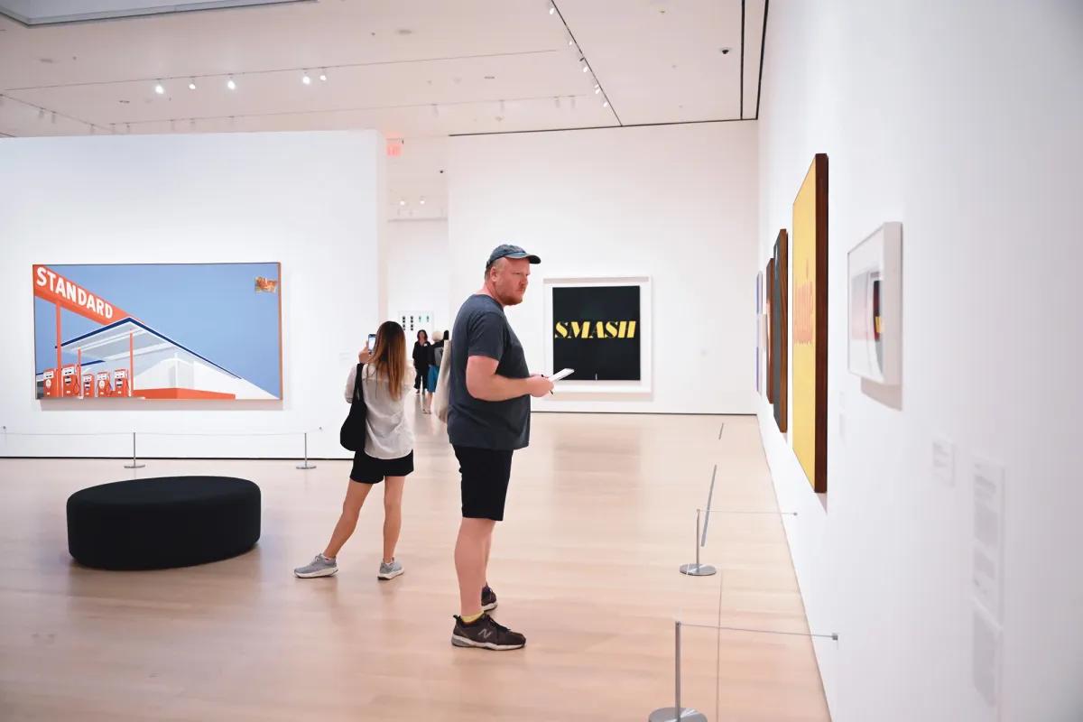 Vue de l'exposition « Ed Ruscha : Now Then » au Museum of Modern Art de New York. Photo : Fatih Aktas / Anadolu Agency via Getty Images