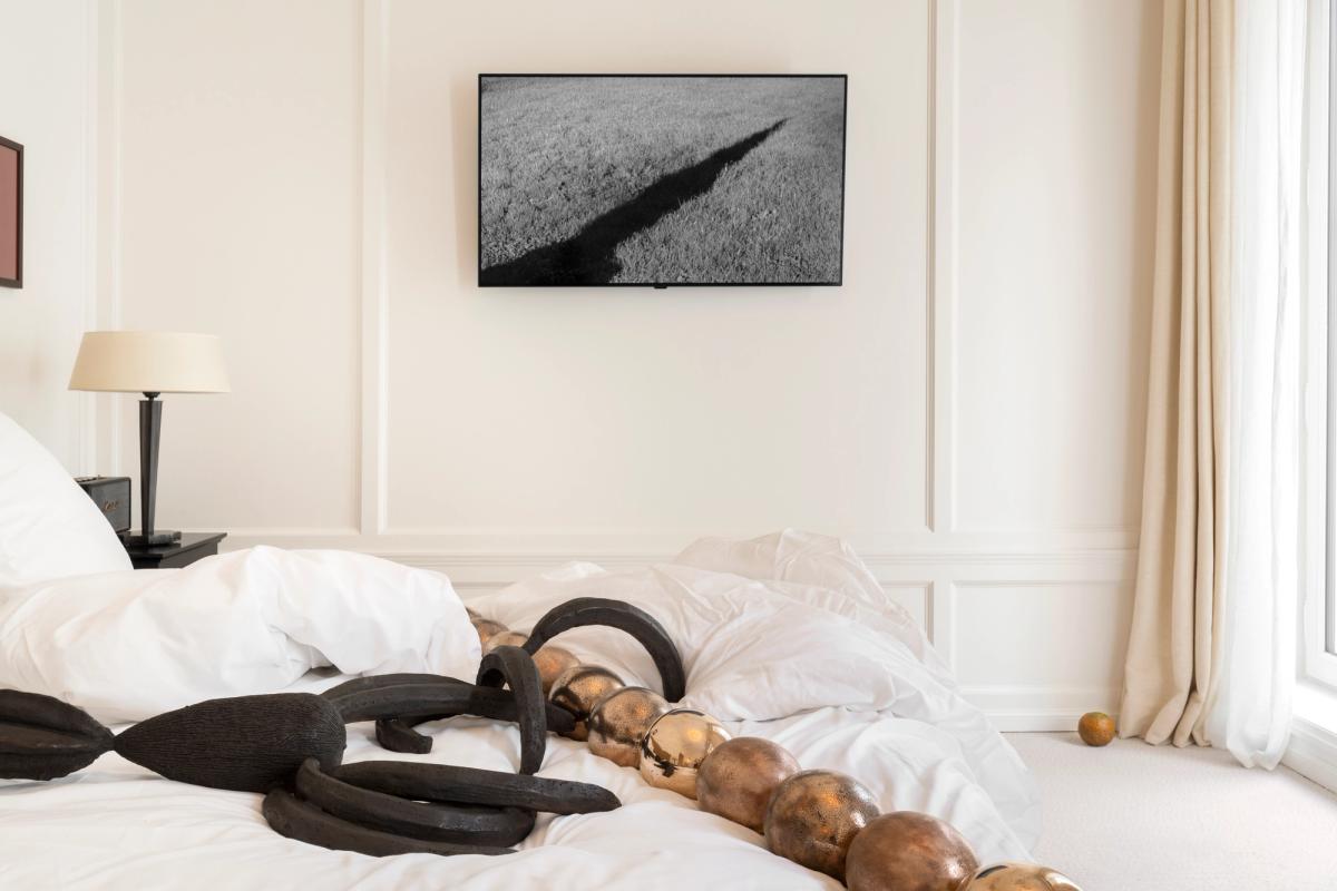 Vue de « Sculptures Last Night » par Erika Verzutti à l’Hôtel Balzac, à Paris. Photo Nicolas Brasseur. Courtesy of the artist and Fortes D'Aloia & Gabriel, São Paulo - Rio de Janeiro